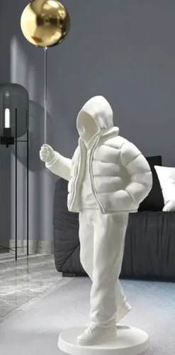 Casa Padrino Luxus Designer XXL Deko Skulptur Junge mit Luftballon Weiß / Gold H. 68 cm - XXL Kunstharz Deko Figur - Wohnzimmer Deko - Luxus Designer Deko Accessoires - Luxus Qualität