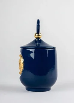 Casa Padrino Luxus Duftspender Schlangen Dunkelblau / Gold Ø 11 x H. 21 cm - Runder Porzellan Raumerfrischer mit Deckel - Deko Accessoires - Luxus Qualität