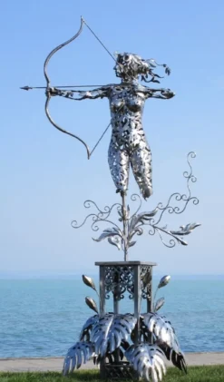 Casa Padrino Luxus Edelstahl Garten Skulptur Frau mit Bogen Silber 160 x 100 x H. 328 cm - Handgefertigte Wetterbeständige Garten Dekoration - Luxus Kollektion