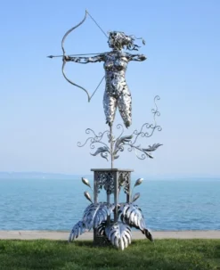 Casa Padrino Luxus Edelstahl Garten Skulptur Frau mit Bogen Silber 160 x 100 x H. 328 cm - Handgefertigte Wetterbeständige Garten Dekoration - Luxus Kollektion