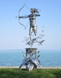 Casa Padrino Luxus Edelstahl Garten Skulptur Frau mit Bogen Silber 160 x 100 x H. 328 cm - Handgefertigte Wetterbeständige Garten Dekoration - Luxus Kollektion