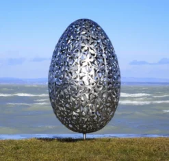 Casa Padrino Luxus Edelstahl Garten Skulptur Ei Silber Ø 75 x H. 130 cm - Handgefertigte Wetterbeständige Garten Dekoration - Luxus Kollektion