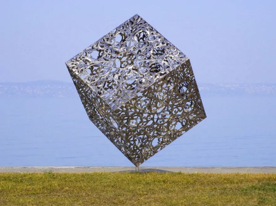 Casa Padrino Luxus Edelstahl Garten Skulptur Würfel Silber 150 x 130 x H. 170 cm - Handgefertigte Wetterbeständige Garten Dekoration - Luxus Kollektion