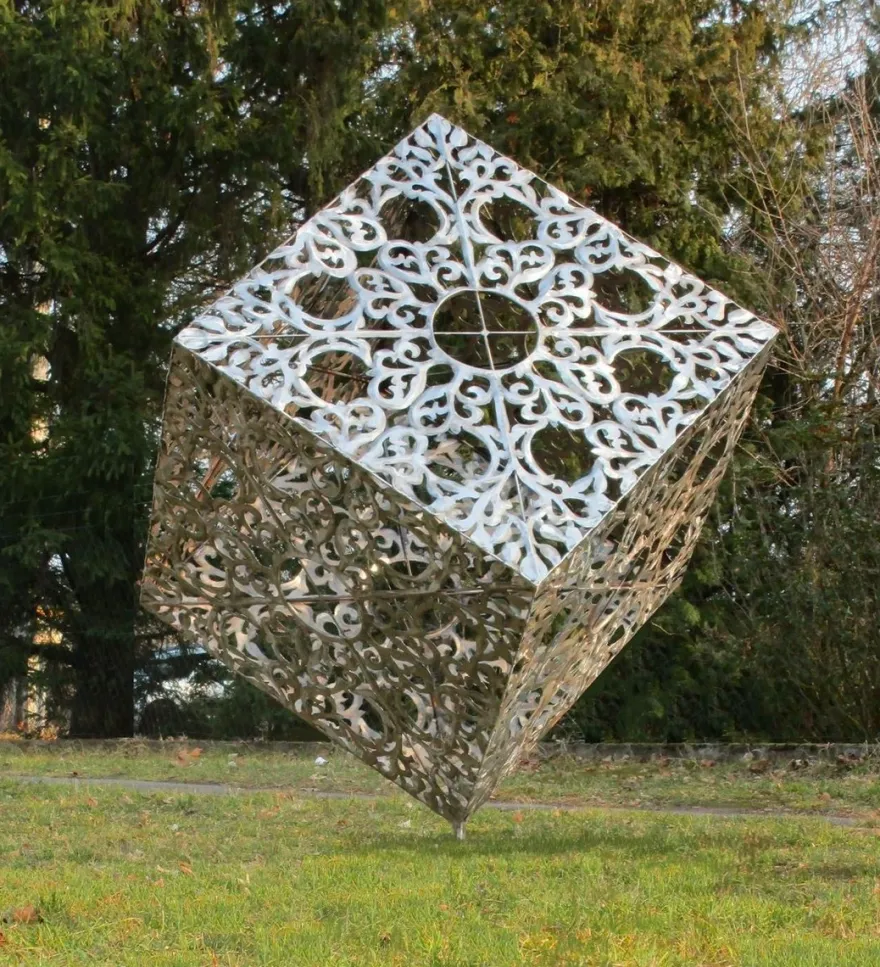 Casa Padrino Luxus Edelstahl Garten Skulptur Würfel Silber 150 x 130 x H. 170 cm - Handgefertigte Wetterbeständige Garten Dekoration - Luxus Kollektion