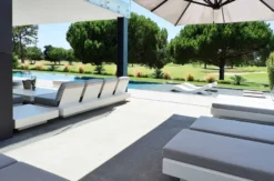 Casa Padrino Luxus 3er Gartensofa Grau / Matt Weiß 210 x 90 x H. 70 cm - Wetterbeständiges Garten Terrassen Sofa - Hotel Möbel - Luxus Qualität