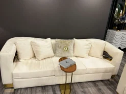 Casa Padrino Luxus 3er Sofa Creme / Gold 260 x 100 x H. 77 cm - Wohnzimmer Sofa - Hotel Sofa - Wohnzimmer Möbel - Hotel Möbel - Luxus Möbel - Luxus Einrichtung - Wohnzimmer Einrichtung
