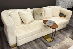 Casa Padrino Luxus 3er Sofa Creme / Gold 260 x 100 x H. 77 cm - Wohnzimmer Sofa - Hotel Sofa - Wohnzimmer Möbel - Hotel Möbel - Luxus Möbel - Luxus Einrichtung - Wohnzimmer Einrichtung