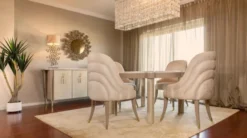 Casa Padrino Luxus Esszimmer Set Cremefarben / Taupe / Grau / Gold - 1 Marmor Esstisch & 4 Esszimmerstühle mit edlem Samtstoff - Luxus Esszimmer Möbel - Luxus Qualität - Made in Italy