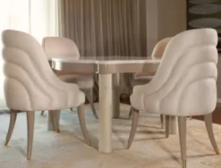 Casa Padrino Luxus Esszimmer Set Cremefarben / Taupe / Grau / Gold - 1 Marmor Esstisch & 4 Esszimmerstühle mit edlem Samtstoff - Luxus Esszimmer Möbel - Luxus Qualität - Made in Italy