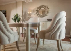 Casa Padrino Luxus Esszimmer Set Cremefarben / Taupe / Grau / Gold - 1 Marmor Esstisch & 4 Esszimmerstühle mit edlem Samtstoff - Luxus Esszimmer Möbel - Luxus Qualität - Made in Italy