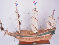 Casa Padrino Luxus Flaggschiff Batavia Naturfarben / Grün / Mehrfarbig 94 x 26,7 x H. 74,3 cm - Handgefertigtes Deko Schiff - Holzschiff - Segelschiff - Kriegsschiff - Luxus Deko Accessoires