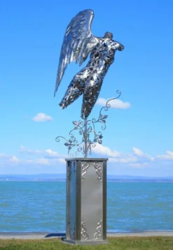 Casa Padrino Luxus Gartendeko Skulptur Engel auf Säule Silber 53 x 98 x H. 300 cm - Große Edelstahl Deko Figur - Gartenfigur - Hotel Garten Deko