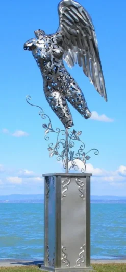 Casa Padrino Luxus Gartendeko Skulptur Engel auf Säule Silber 53 x 98 x H. 300 cm - Große Edelstahl Deko Figur - Gartenfigur - Hotel Garten Deko