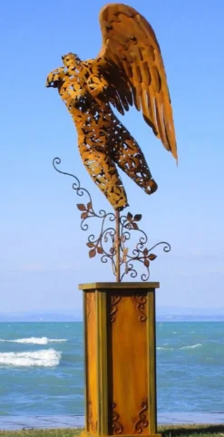 Casa Padrino Luxus Gartendeko Skulptur Engel auf Säule Rostfarben 53 x 98 x H. 300 cm - Große Stahl Deko Figur - Gartenfigur - Hotel Garten Deko
