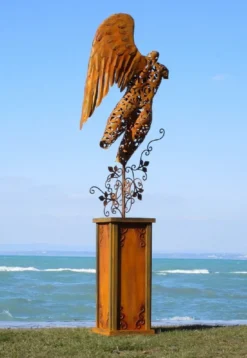 Casa Padrino Luxus Gartendeko Skulptur Engel auf Säule Rostfarben 53 x 98 x H. 300 cm - Große Stahl Deko Figur - Gartenfigur - Hotel Garten Deko