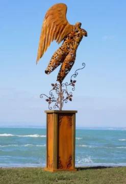 Casa Padrino Luxus Gartendeko Skulptur Engel auf Säule Rostfarben 53 x 98 x H. 300 cm - Große Stahl Deko Figur - Gartenfigur - Hotel Garten Deko