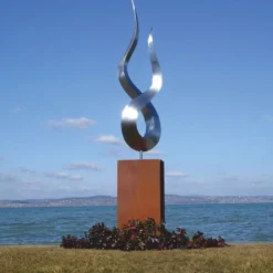 Casa Padrino Luxus Garten Deko Metall Skulptur Flamme auf Säule Silber / Rost H. 301 cm