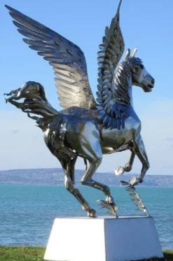 Casa Padrino Luxus Gartendeko Skulptur Pegasus Pferd mit Sockel Silber 288 x 175 x H. 305 cm - Lebensgroße Edelstahl Figur - Luxus Gartenfigur