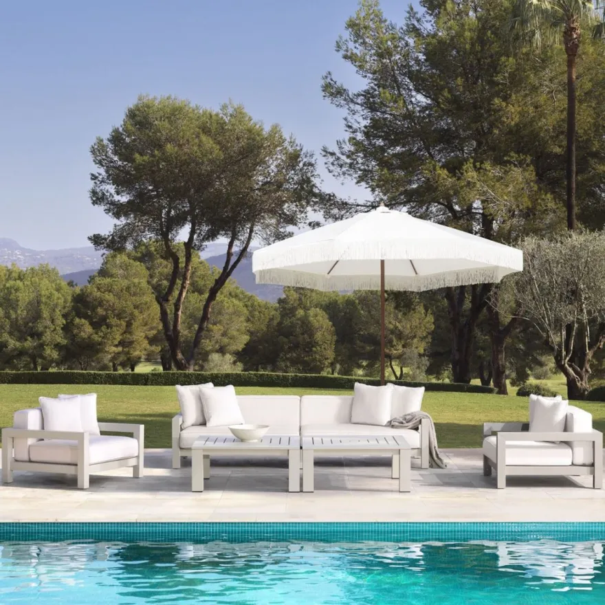 Casa Padrino Luxus Garten Sessel mit Kissen Weiß / Sandfarben 101 x 100 x H. 72 cm - Garten Terrassen Hotel Möbel - Luxus Qualität