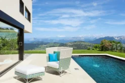 Casa Padrino Luxus Garten Sessel Weiß / Blau / Grün 98 x 85 x H. 104 cm - Handgewebter Wetterbeständiger Hochlehn Sessel - Garten & Terrassen Möbel - Luxus Kollektion