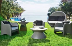 Casa Padrino Luxus Gartensessel Matt Grau / Weiß 79 x 72 x H. 73 cm - Wetterbeständiger Garten Terrassen Sessel - Hotel Möbel - Luxus Qualität