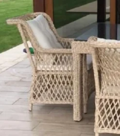Casa Padrino Luxus Gartenstuhl 6er Set Naturfarben / Weiß 57 x 61 x H. 80 cm - Rattan Stühle mit Armlehnen und Kissen - Moderne Rattan Garten & Terrassen Möbel
