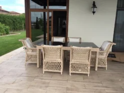 Casa Padrino Luxus Gartenstuhl 6er Set Naturfarben / Weiß 57 x 61 x H. 80 cm - Rattan Stühle mit Armlehnen und Kissen - Moderne Rattan Garten & Terrassen Möbel