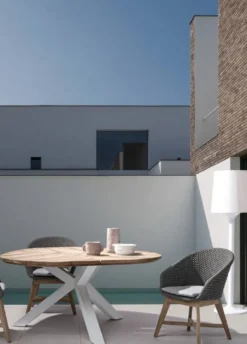 Casa Padrino Luxus Gartentisch Naturfarben / Weiß Ø 160 x H. 77 cm - Garten Esstisch mit Teakholz Tischplatte und Aluminium Beinen - Garten & Terrassen Tisch - Luxus Garten & Terrassen Möbel