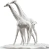 Casa Padrino Luxus Giraffen Figur / Skulptur Weiß 28 x H. 27 cm - Wohnzimmer Dekoration aus Feinstem Spanischen Porzellan