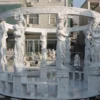 Casa Padrino Luxus Jugendstil Garten Pavillon Weiß Ø 500 x H. 300 cm - Runder Marmor Pavillon mit edlen Statuen und integrierten Sitzbänken - Prunkvolle Barock & Jugendstil Garten Deko