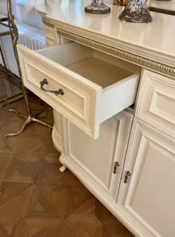 Casa Padrino Luxus Jugendstil Sideboard Creme / Antik Messing 176 x 57,5 x H. 111 cm - Eleganter Massivholz Schrank mit 4 Türen und 2 Schubladen - Barock & Jugendstil Möbel