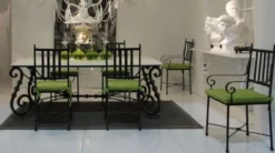 Casa Padrino Luxus Jugendstil Gartenstuhl Set mit Armlehnen und Sitzkissen Schwarz / Grün 47 x 50 x H. 103 cm - Handgeschmiedete Esszimmer Stühle - Esszimmer Garten Terrassen Möbel