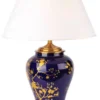 Casa Padrino Luxus Keramik Tischleuchte Blau / Gold / Weiß Ø 42 x H. 62 cm - Runde Keramik Schreibtischleuchte mit Lampenschirm - Luxus Keramik Leuchten