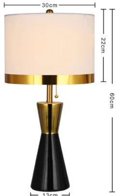 Casa Padrino Luxus Keramik Tischleuchte Schwarz / Gold / Weiß Ø 30 x H. 60 cm - Runde Keramik Schreibtischleuchte mit Lampenschirm - Luxus Keramik Leuchten