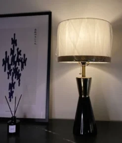 Casa Padrino Luxus Keramik Tischleuchte Schwarz / Gold / Weiß Ø 30 x H. 60 cm - Runde Keramik Schreibtischleuchte mit Lampenschirm - Luxus Keramik Leuchten