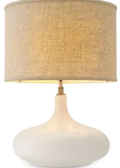 Casa Padrino Luxus Keramik Tischleuchte Weiß / Antik Messingfarben / Beige Ø 46 x H. 64,5 cm - Moderne Tischlampe mit Lampenschirm - Luxus Kollektion