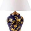Casa Padrino Luxus Keramik Tischleuchte Blau / Gold / Weiß Ø 42 x H. 72 cm - Runde Keramik Schreibtischleuchte mit Lampenschirm - Luxus Keramik Leuchten