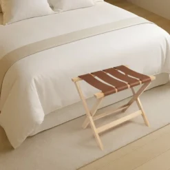 Casa Padrino Luxus Kofferständer Gepäckablage aus Buchenholz und Kunstleder in Naturfarben / Braun 70 x 50 x H. 59 cm