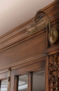 Casa Padrino Luxus Landhausstil Bücherschrank Braun / Antik Messing 262,5 x 54 x H. 251 cm - Massivholz Schrank mit Beleuchtung - Wohnzimmerschrank - Büroschrank - Luxus Landhausstil Möbel