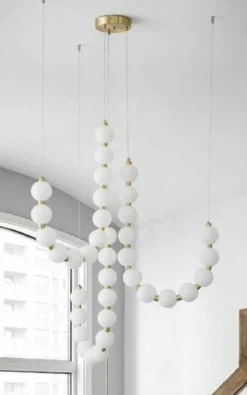 Casa Padrino Luxus LED Hängeleuchte Weiß / Messing 90 x H. 65 cm - Hängelampe mit runden Acryl Lampenschirmen - Wohnzimmer Hängeleuchte - Luxus Leuchten - Luxus Qualität - Made in Italy