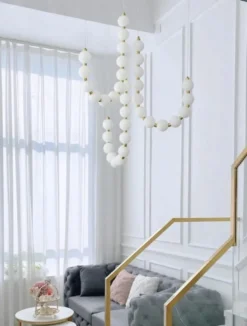 Casa Padrino Luxus LED Hängeleuchte Weiß / Messing 90 x H. 65 cm - Hängelampe mit runden Acryl Lampenschirmen - Wohnzimmer Hängeleuchte - Luxus Leuchten - Luxus Qualität - Made in Italy
