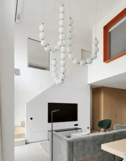 Casa Padrino Luxus LED Hängeleuchte Weiß / Messing 90 x H. 65 cm - Hängelampe mit runden Acryl Lampenschirmen - Wohnzimmer Hängeleuchte - Luxus Leuchten - Luxus Qualität - Made in Italy