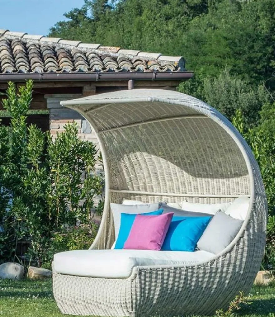 Casa Padrino Luxus Liegeinsel mit Sonnendach Weiß 156 x 146 x H. 174 cm - Handgewebte Wetterbeständige Sonneninsel - Moderne Garten Möbel - Hotel Möbel