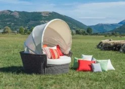 Casa Padrino Luxus Liegeinsel Braun / Weiß 186 x 141 x H. 174 cm - Handgewebtes Wetterbeständiges Lounge Sofa mit Sonnendach - Moderne Garten Terrassen Hotel Möbel