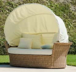 Casa Padrino Luxus Liegeinsel Naturfarben / Weiß 186 x 141 x H. 174 cm - Handgewebtes Wetterbeständiges Lounge Sofa mit Sonnendach - Moderne Garten Terrassen Hotel Möbel