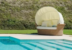 Casa Padrino Luxus Liegeinsel Naturfarben / Weiß 186 x 141 x H. 174 cm - Handgewebtes Wetterbeständiges Lounge Sofa mit Sonnendach - Moderne Garten Terrassen Hotel Möbel