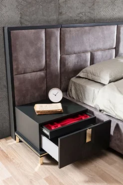 Casa Padrino Luxus Massivholz Schlafzimmer Set Lila / Schwarz / Gold - 1 Doppelbett mit Kopfteil & 2 Nachttische - Luxus Schlafzimmer Möbel