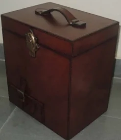 Casa Padrino Luxus Minibar Dunkelbraun 32 x 23 x H. 36 cm - Echtleder Kofferbar mit Zubehör - Luxus Accessoires