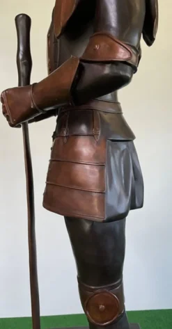 Casa Padrino Luxus Mittelalter Deko Bronze Skulptur Ritter mit Schwert 79 x 61 x H. 241 cm - Große Bronze Dekofigur mit Sockel - Mittelalter Deko Accessoires - Luxus Qualität