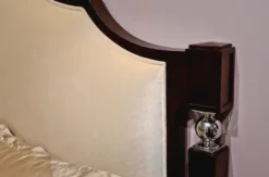 Casa Padrino Luxus Neoklassisches Schlafzimmer Set Hellbeige / Dunkelbraun / Silber - 1 Doppelbett mit Kopfteil & 2 Nachtkommoden - Neoklassische Schlafzimmer Möbel
